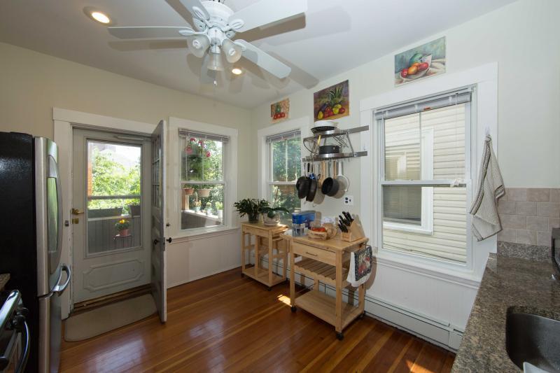 Building Photo - 102 Franklin St