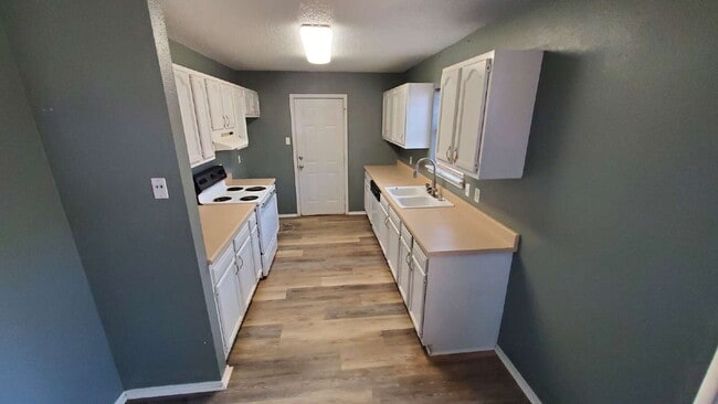 Building Photo - "Charming 3-Bed, 2-Bath Home in Lubbock with 1150 Sq Ft of Comfortable Living Space!"