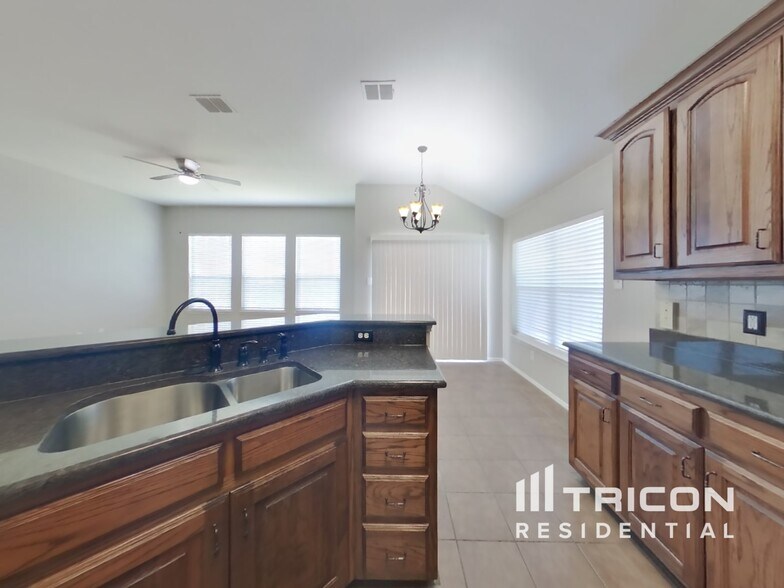 Building Photo - 558 Hickory Ln