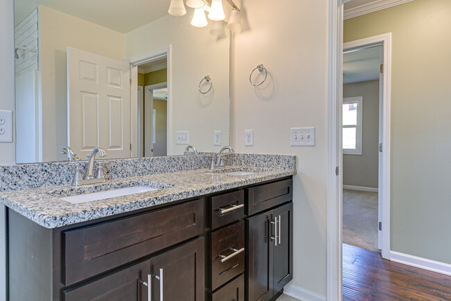 Building Photo - 212 Hillview Dr