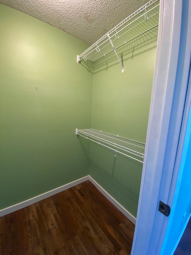 Building Photo - 619 W Edgewood St