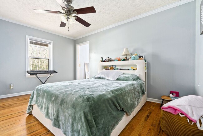 Building Photo - House in Auburn Available NOW!