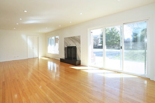 Building Photo - 409 Lexington Dr