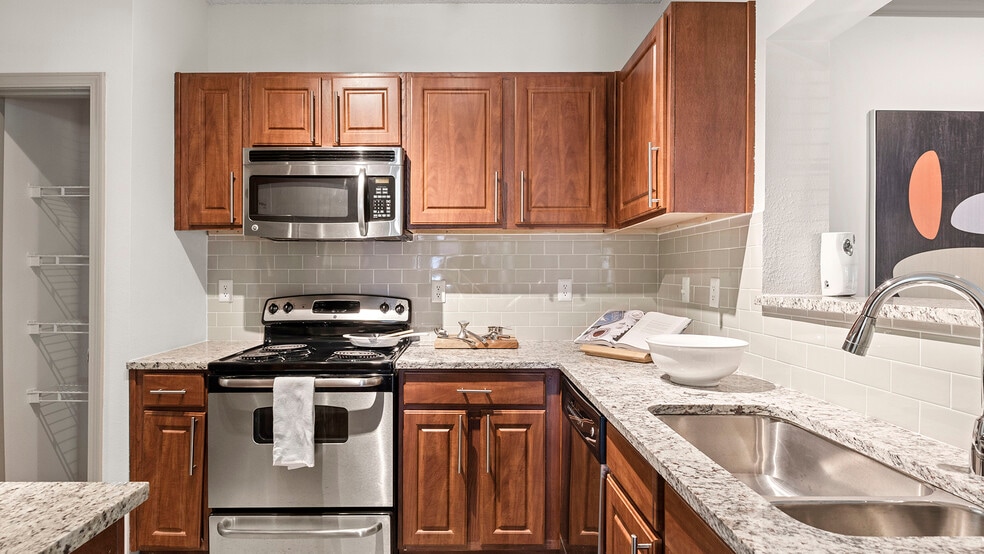 Building Photo - z-121625-Perimeter Circle