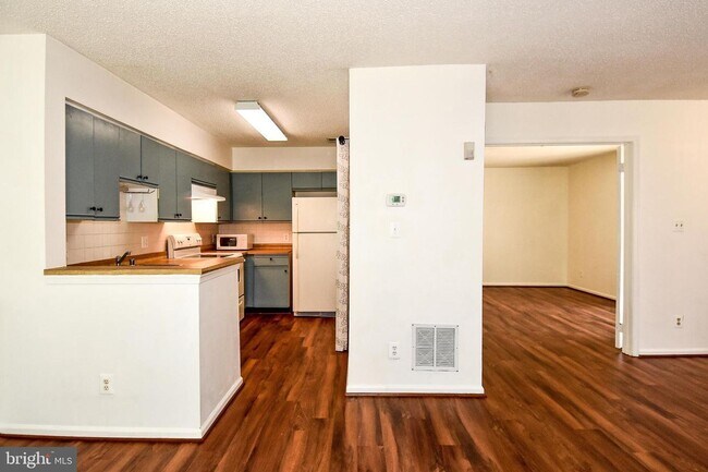 Building Photo - Charming and light-filled 1-bedroom, 1-bat...