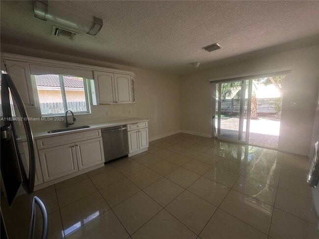 Building Photo - 3104 Tarpon Dr
