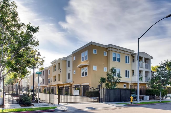 Building Photo - Furnished large and modern condo