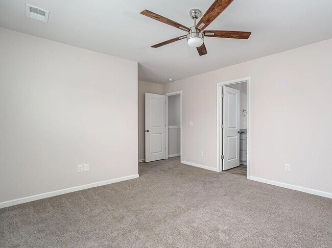 Building Photo - Spacious 3-Bed, 2.5-Bath End Unit Townhome