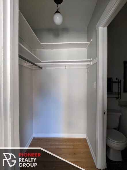 Building Photo - 833 W Wolfram St