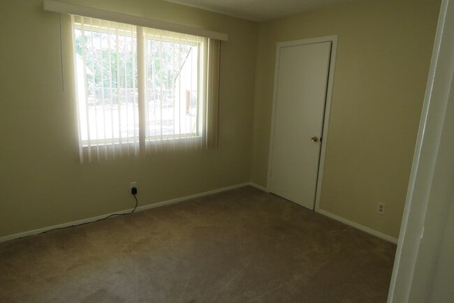 Building Photo - Sweet home in quiet neighborhood!