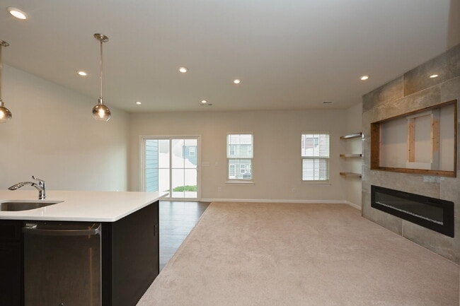 Building Photo - Luxury Townhome in a Prime Goodlettsville Location just Minutes to Nashville!