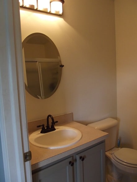 En suite master bath - 1074 Lakegrove Court