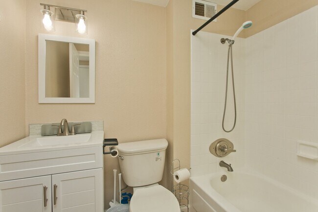 Building Photo - Walking Distance to the Beach & Furnished... Aloha Lani #1606 - 1 BD 1 BA 1 PRK