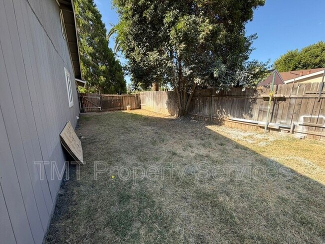 Building Photo - 8583 Fairlawn Ct