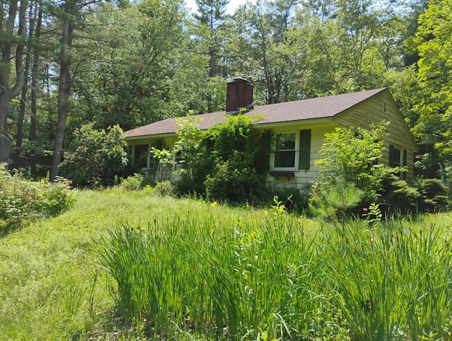 Building Photo - Spacious Furnished 3-4 Bedroom Home Near Dartmouth