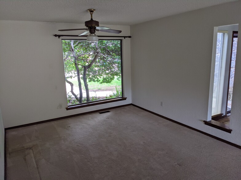 dining area - 205 N Easy St