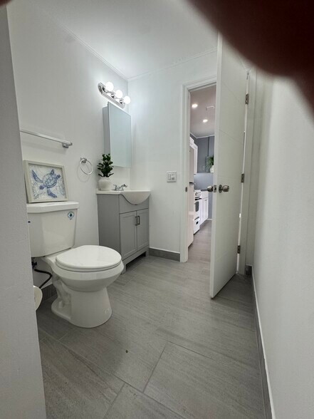 RENOVATED BATHROOM - 2210 Thomas St