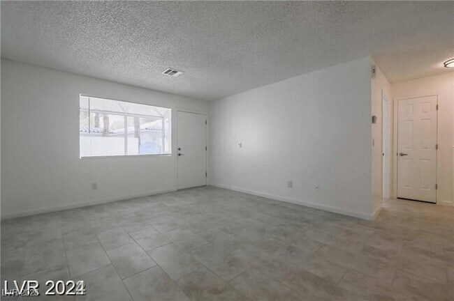 Building Photo - 2117 Chertsey Dr