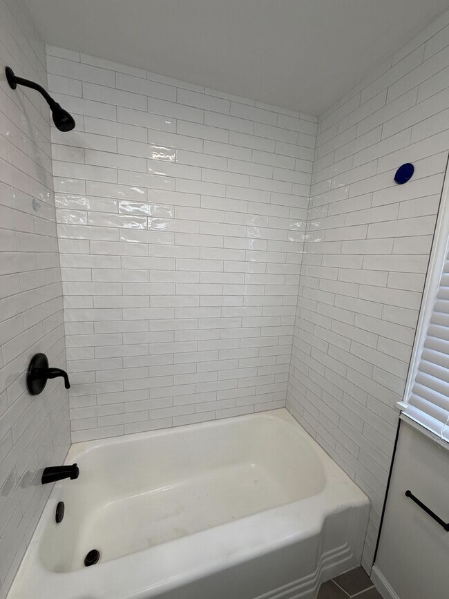 Building Photo - Stunningly Updated 2BR Home in Prime Bexley Location