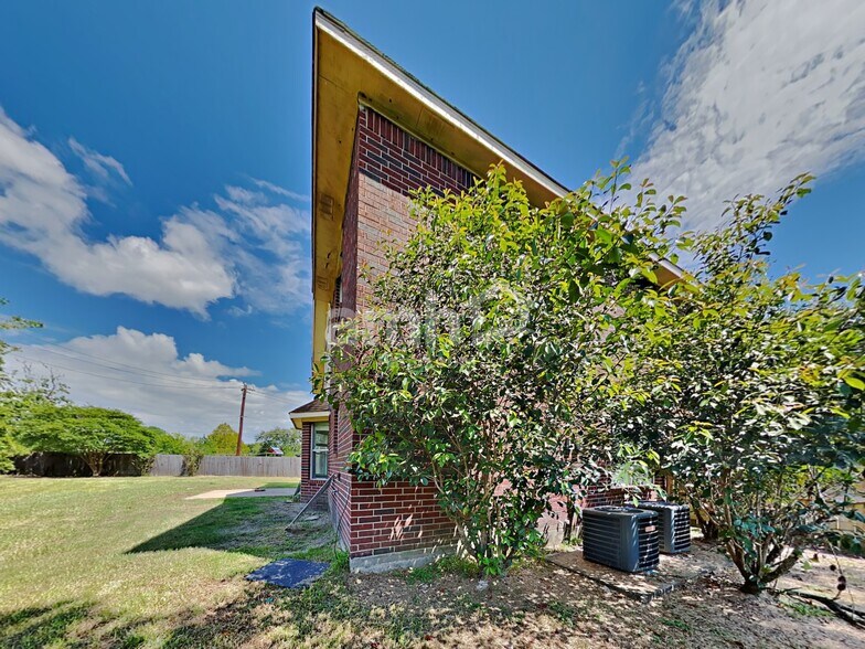 Building Photo - 2602 Port Carissa Dr