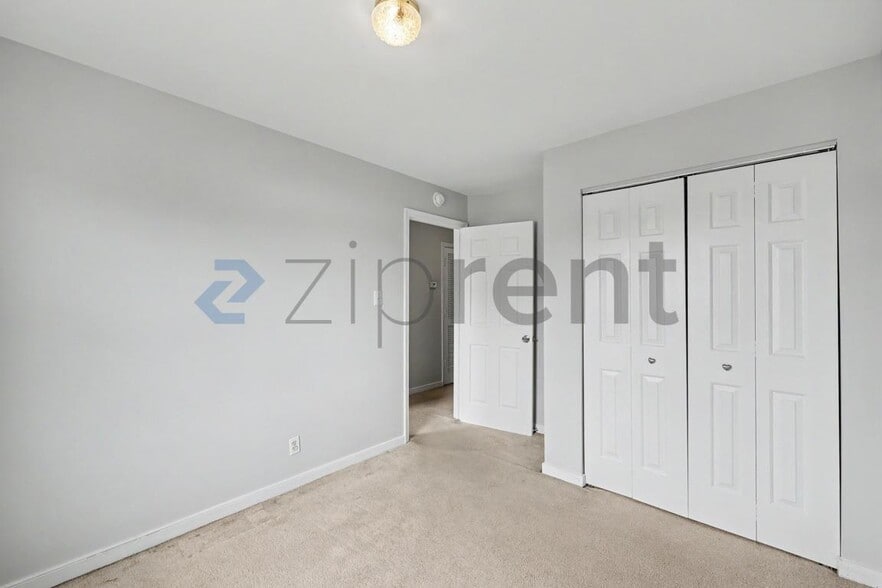 Building Photo - Unit