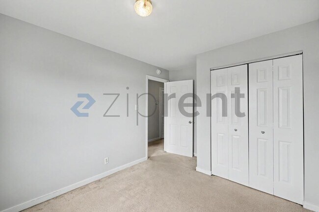 Building Photo - Unit
