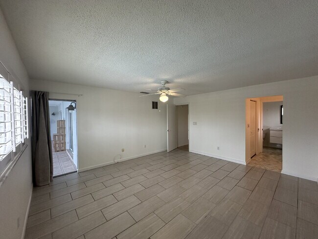 Building Photo - Direct Canal Front Home
