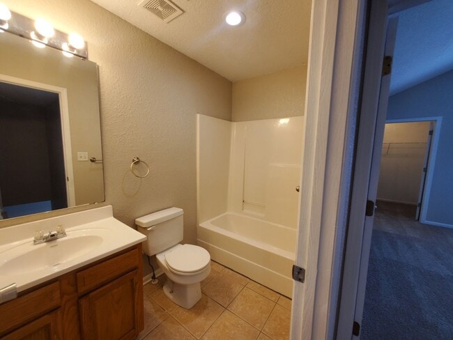 Building Photo - 3 bedroom, 2.5 bath 2 car garage Townhouse