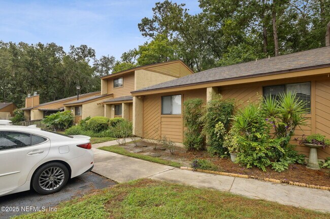 Building Photo - 85 Debarry Ave