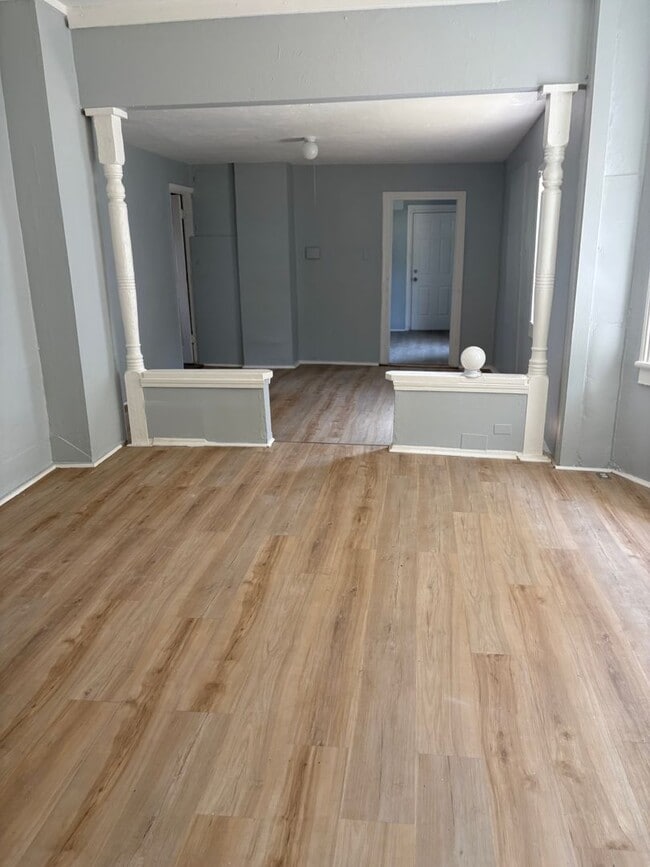 Building Photo - 5 Bedroom