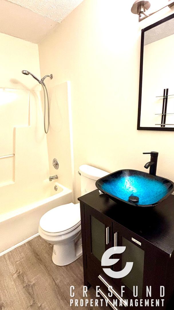 Building Photo - OVER 2000 SQ. FEET - Minutes Away from JAC...