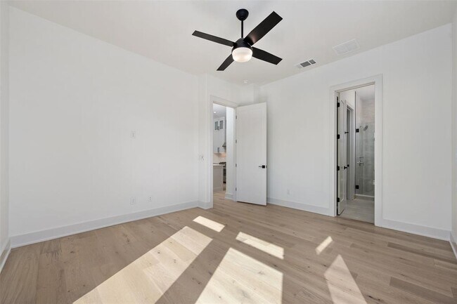 Building Photo - 4010 Valley View Rd