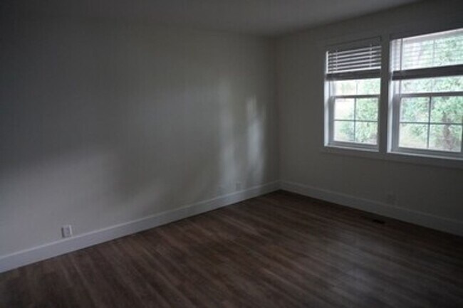 Building Photo - 2128 Sharondale Dr