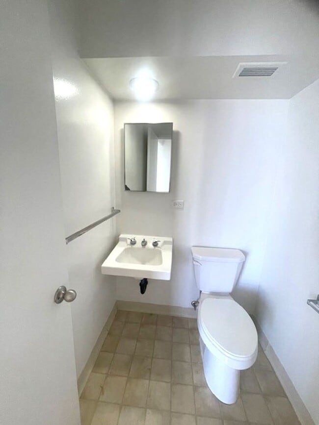 Building Photo - 3 Bedroom / 1.5 Bath in Honolulu