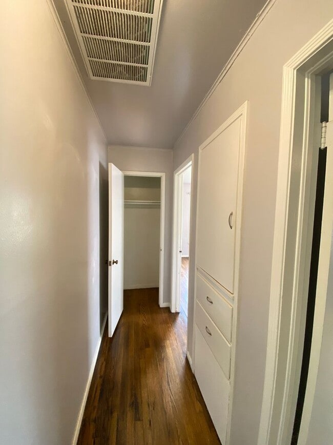 Building Photo - Cute 2 Bed 1 Bath in The Village