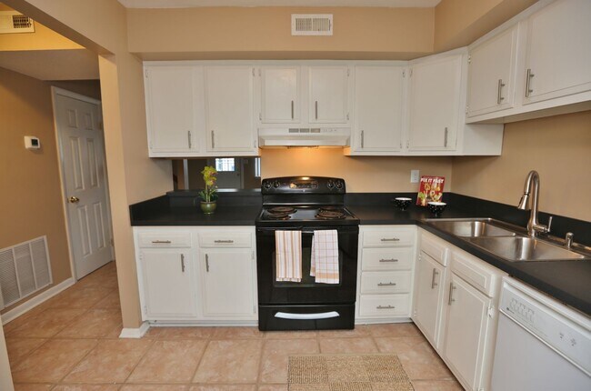 Building Photo - Amazing 2 Bedroom Townhome in Washington Square! Available 03-06-26! All Appliances Convey!
