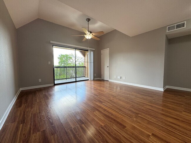 Building Photo - Altamonte Springs Top Floor Condo ~ Gated Waterfront Community ~ Must See!