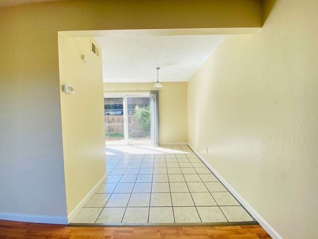 Building Photo - Condo Overlooking the American River!