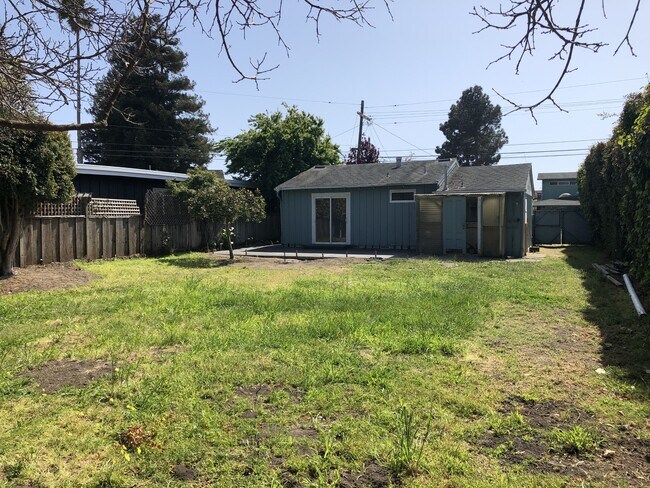 Building Photo - 402 Dufour St