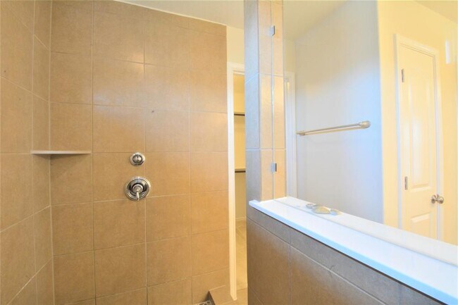 Building Photo - 13915 Osmarea Dr