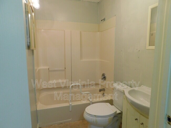 Building Photo - 124 1/2 Maple St