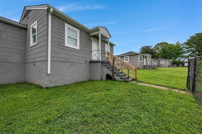 Building Photo - Move in Ready!   2 Bed / 1 bath Apartment