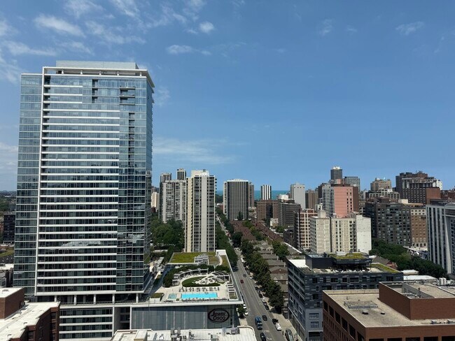 Building Photo - 1122 N Clark St