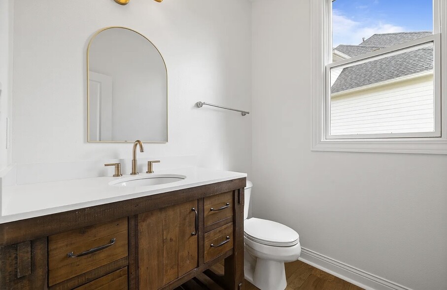 Building Photo - 5583 Beechwood Ter