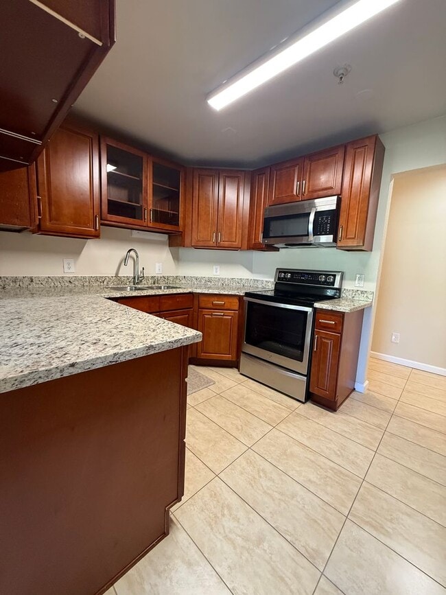 Building Photo - Well Maintained 2BD/2BTH Lynnwood Condo for Lease in Gated Community!
