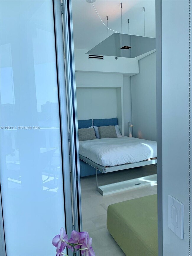 Building Photo - 100 South Pointe Dr