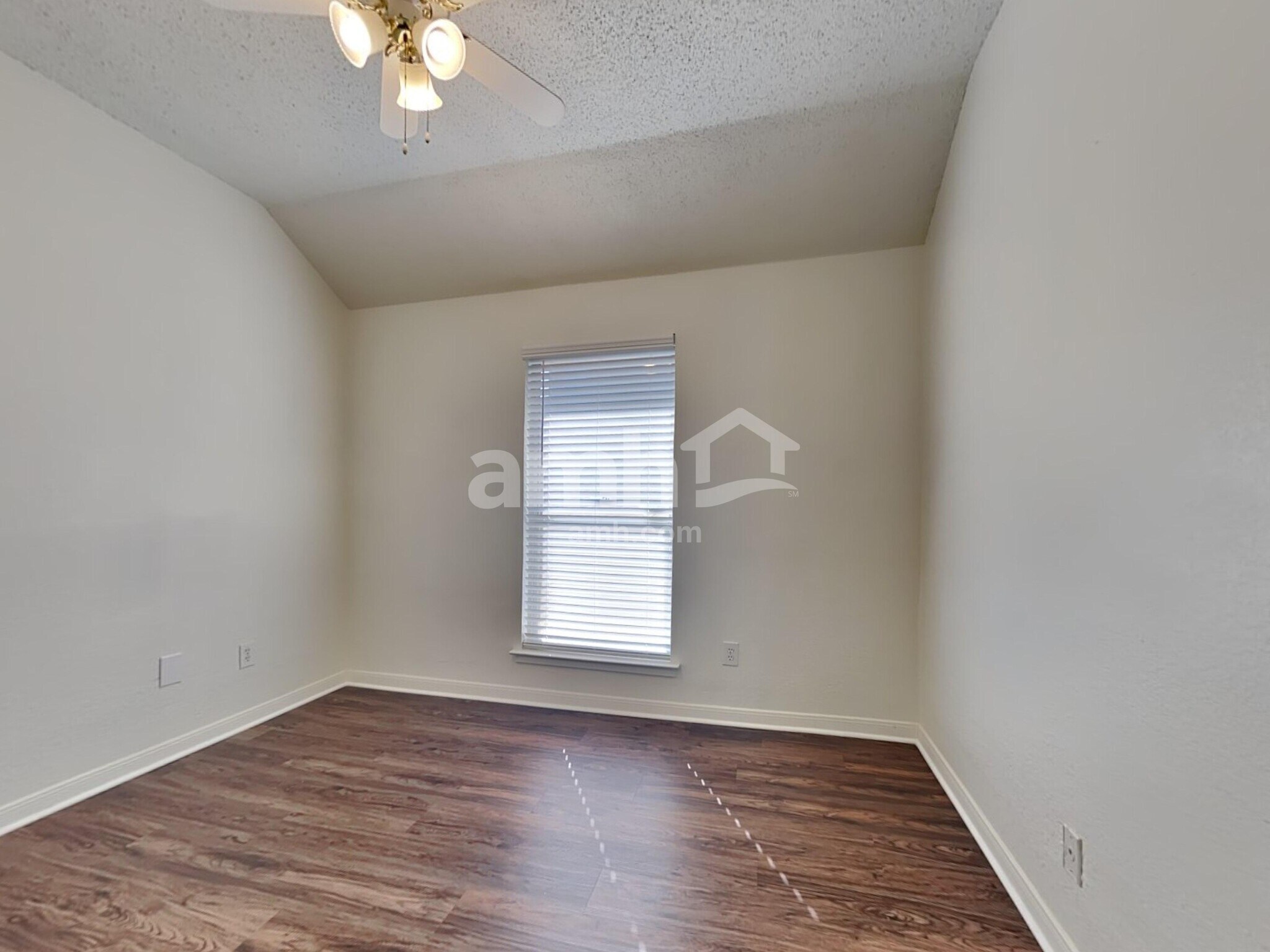 Building Photo - 532 N Parks Dr