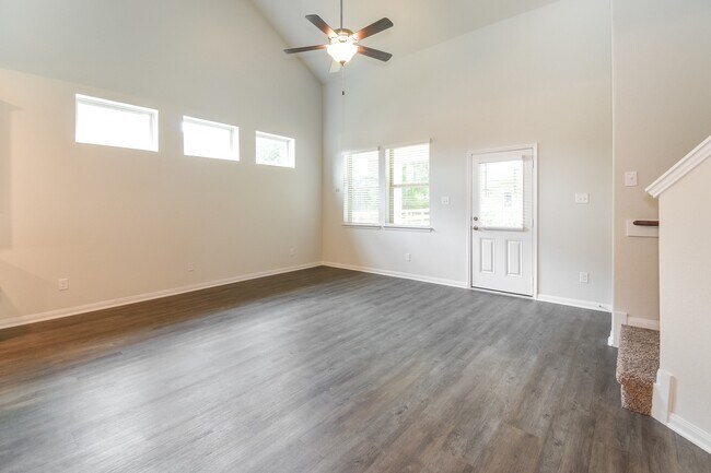 Building Photo - 321 Lk Wy Cir