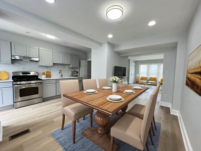 Building Photo - Beautiful & spacious 3b/1.5b home