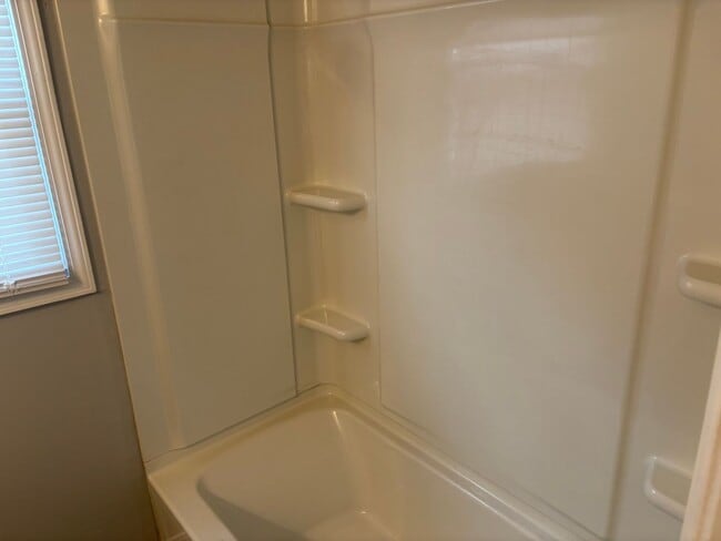 Building Photo - Beautiful 3 bed/ 1 bath